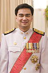 https://upload.wikimedia.org/wikipedia/commons/thumb/f/fb/Abhisit_royal.jpg/100px-Abhisit_royal.jpg